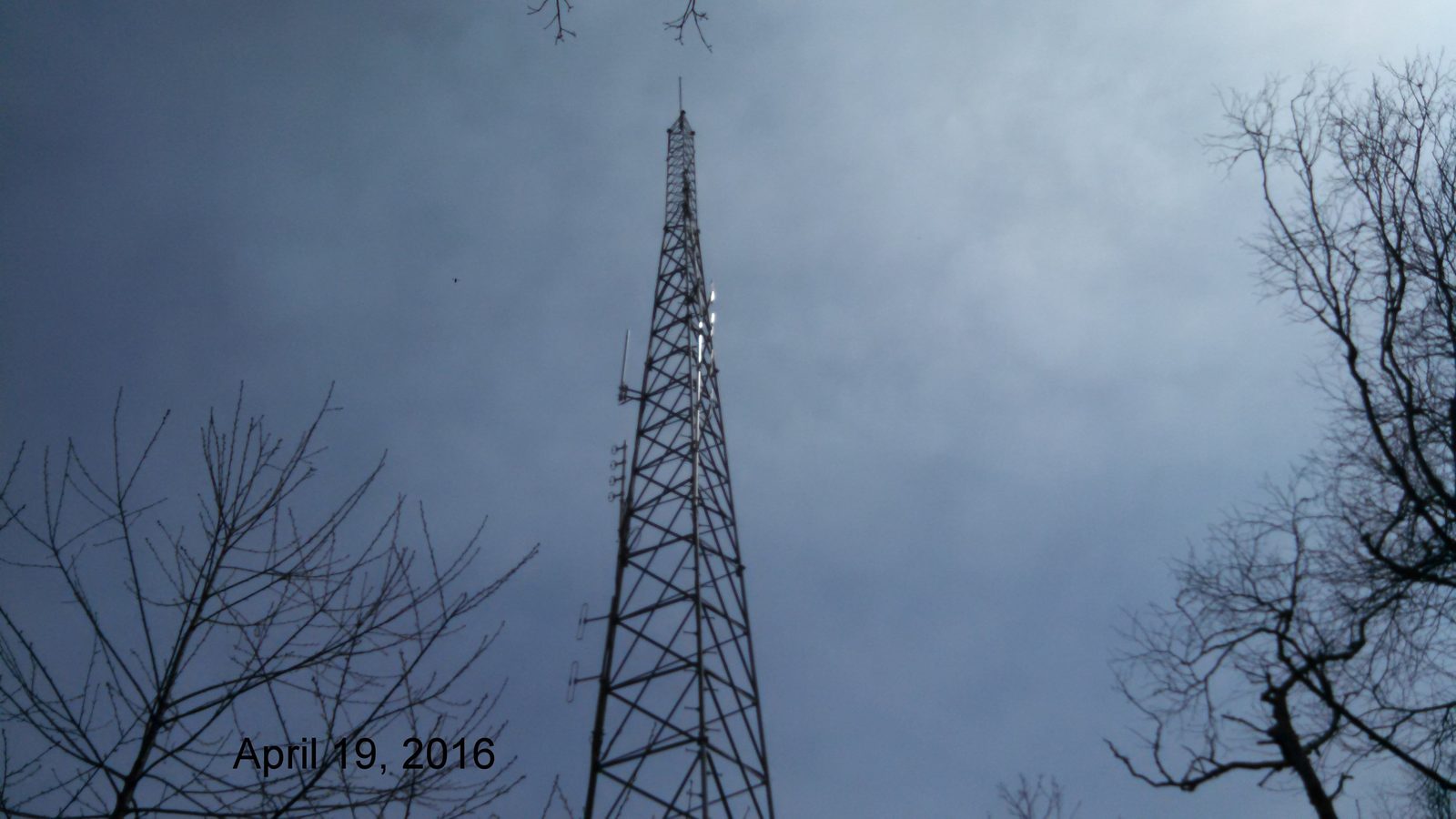 Self-supporting amateur radio antenna tower